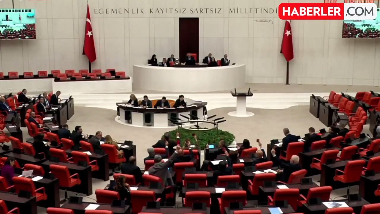 Sırrı Süreyya Önder'den Meclis'te kırmızı kart çıkaran CHP'li vekillere olay hareket