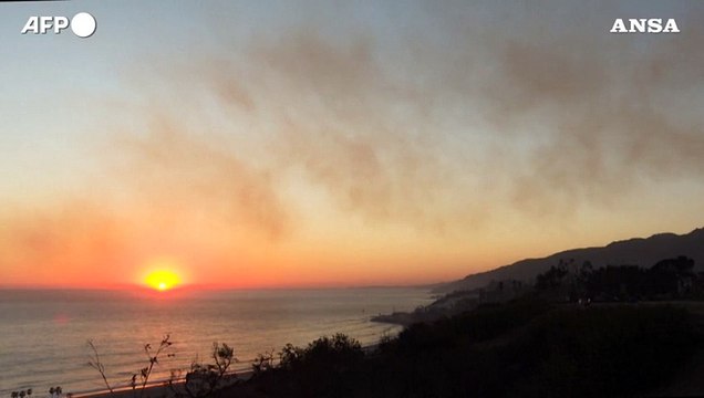 Incendi a Los Angeles, tra il fumo e le macerie a Palisades