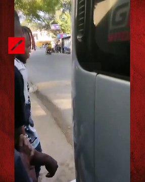 Ejército Dominicano entrega a dos choferes sospechosos de tráfico de inmigrantes haitianos