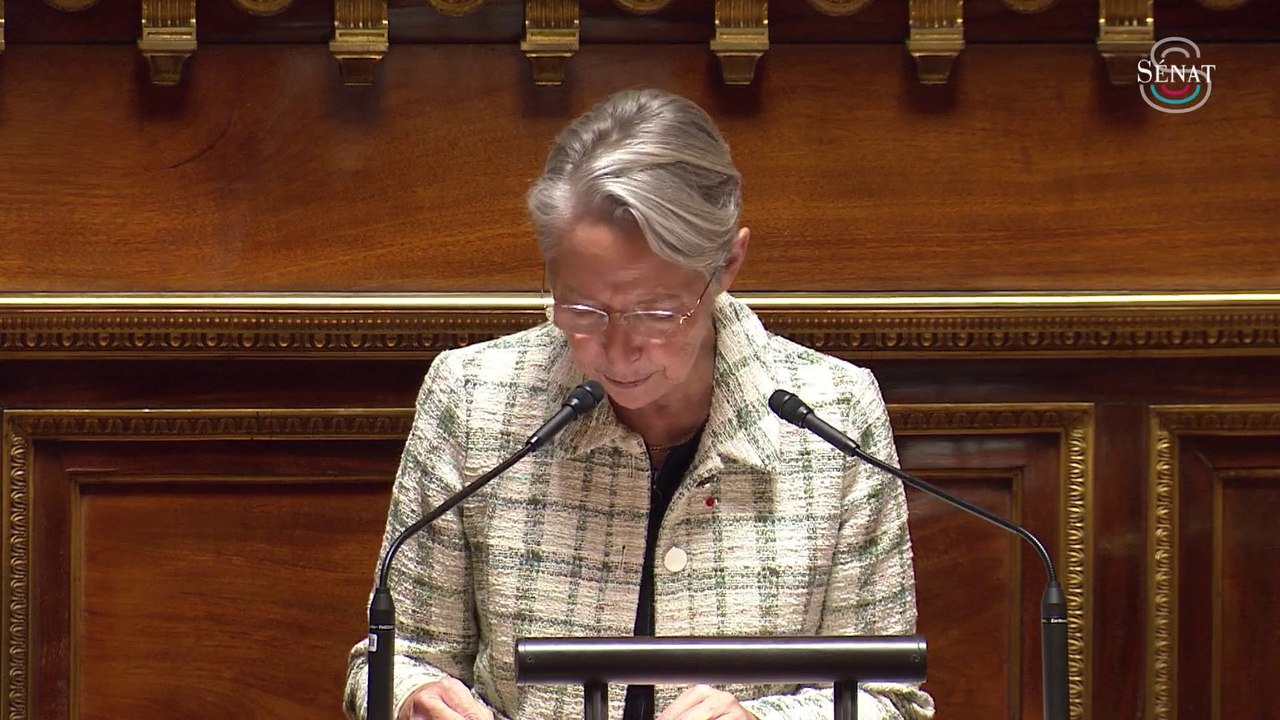 "Une femme au parcours exemplaire": Élisabeth Borne lit devant le Sénat une phrase qui parle d'elle dans le discours de politique générale de François Bayrou