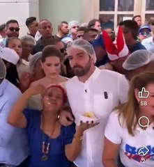 Prefeito ganha bolo em aniversário da cidade e momento vira meme