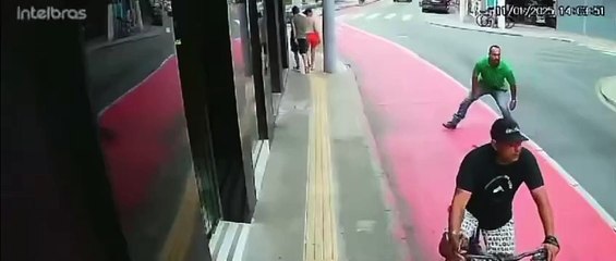 Atrapó a un ladrón haciendo una “llave de jiu-jitsu” en medio de la calle