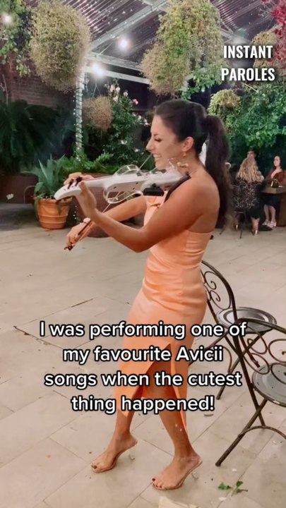 La réaction de cette petite fille en voyant cette femme jouer du violon lors de ce mariage