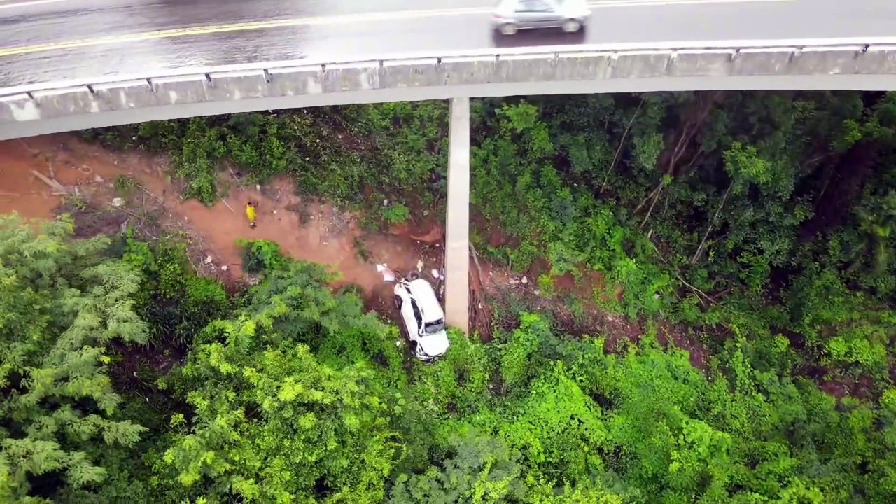 Carro cai cerca de 40 metros em ribanceira de MG, mas casal sai ileso