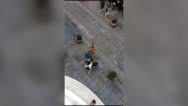 Rissa in pieno centro a Brescia tra ragazzi giovani: volano pugni, calci e sedie