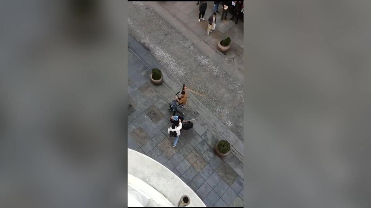 Rissa in pieno centro a Brescia tra ragazzi giovani: volano pugni, calci e sedie