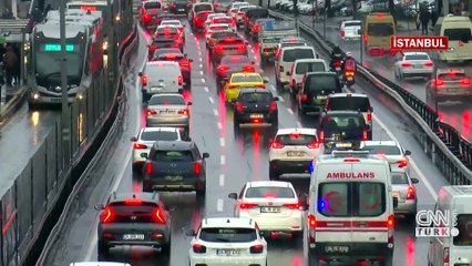 Trafik çilesinden kurtulmak için... | Yola erken çıkıp mesai öncesi arabada uyuyorlar