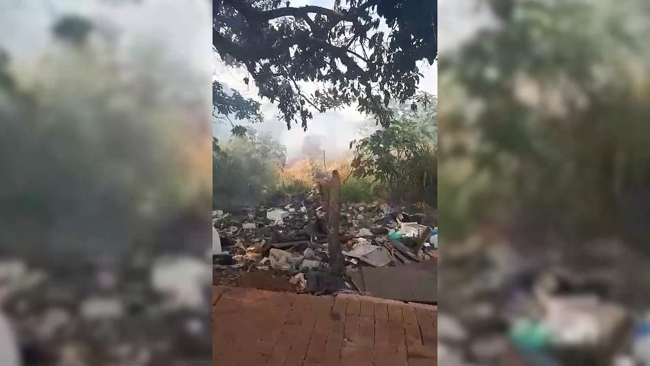 Incêndio em entulhos mobiliza Corpo de Bombeiros no Turisparque