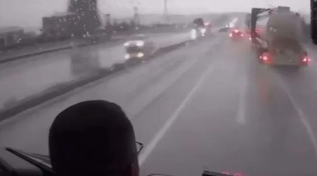 Hatalı şerit değiştirip otobüsü sıkıştıran TIR’ın sürücüsüne 1506 lira ceza