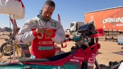 Javi Vega explica cómo son las piedras de la etapa 9 del Rally Dakar.