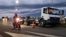 Caminhão sofre pane mecânica e provoca transtornos no Trevo Cataratas