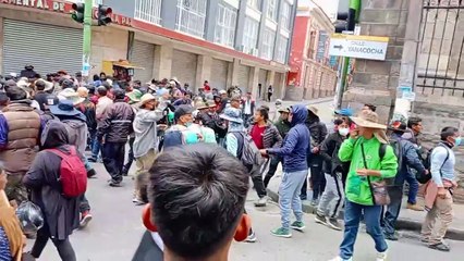 ​Policía gasifica y dispersa a marchistas evistas que intentaron ingresar a la plaza Murillo