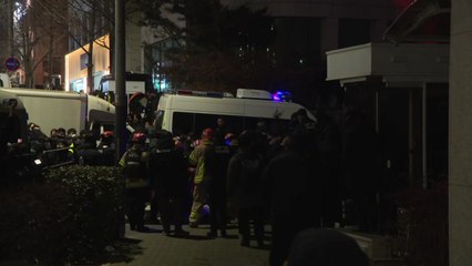 [속보] 관저 앞 부상자 발생 추정...소방 대원 투입 / YTN