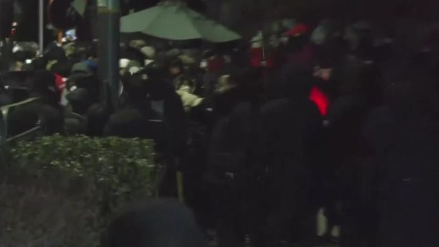 Protesters form human chain outside South Korean president Yoon’s office as investigators arrive in new arrest attempt