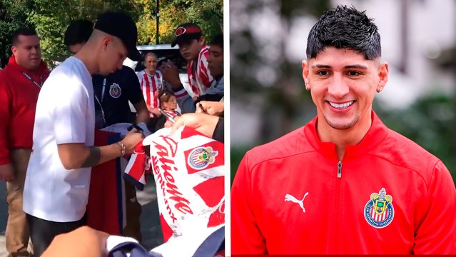 Alan Pulido completa su primer entrenamiento con Chivas y firma autógrafos a los aficionados