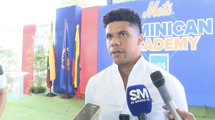 Juan Soto visita la academia de los Mets en el país