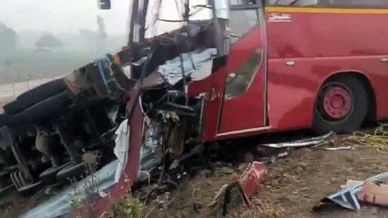 समृद्धी महामार्गावर अपघात; खाजगी बस ट्रकवर आधळली