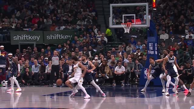 Murray shows off crazy handles and finishes with a tough bucket
