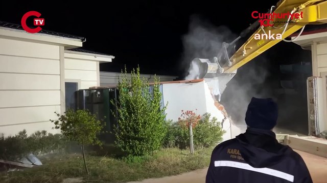 Sakarya Karasu'da Menzil Cemaati'ne ait olduğu iddia edilen denize sıfır kaçak tatil köyü yıkıldı