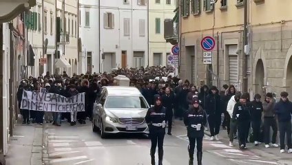 Certaldo, l'ultimo saluto al diciassettenne ucciso a coltellate: "Non ti dimenticheremo"