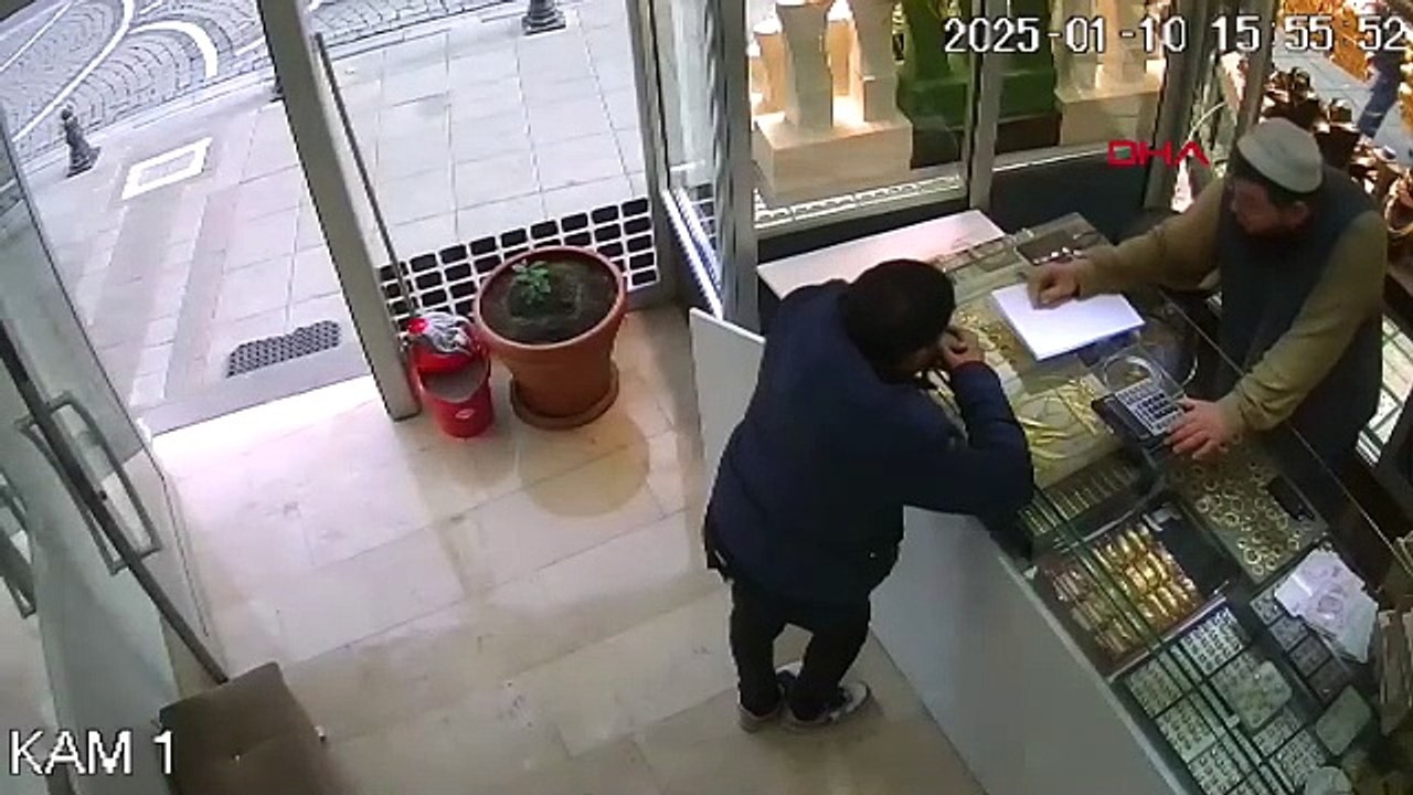 Müşteri gibi girdiği kuyumcu dükkanından 2 bileziği alıp kaçtı