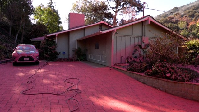 Incendies de Los Angeles : du retardant rose vif répandu sur les maisons et les collines