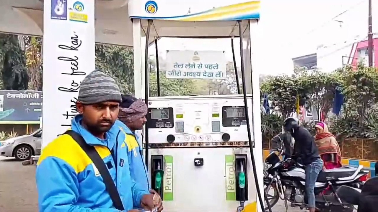 नो हेलमेट, नो फ्यूल का दिया डीएम ने पेट्रोल पंप को निर्देश