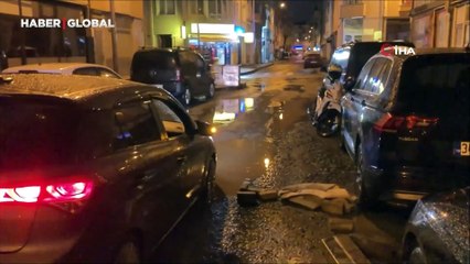 Tekirdağ'da yol çöktü, araba mahsur kaldı