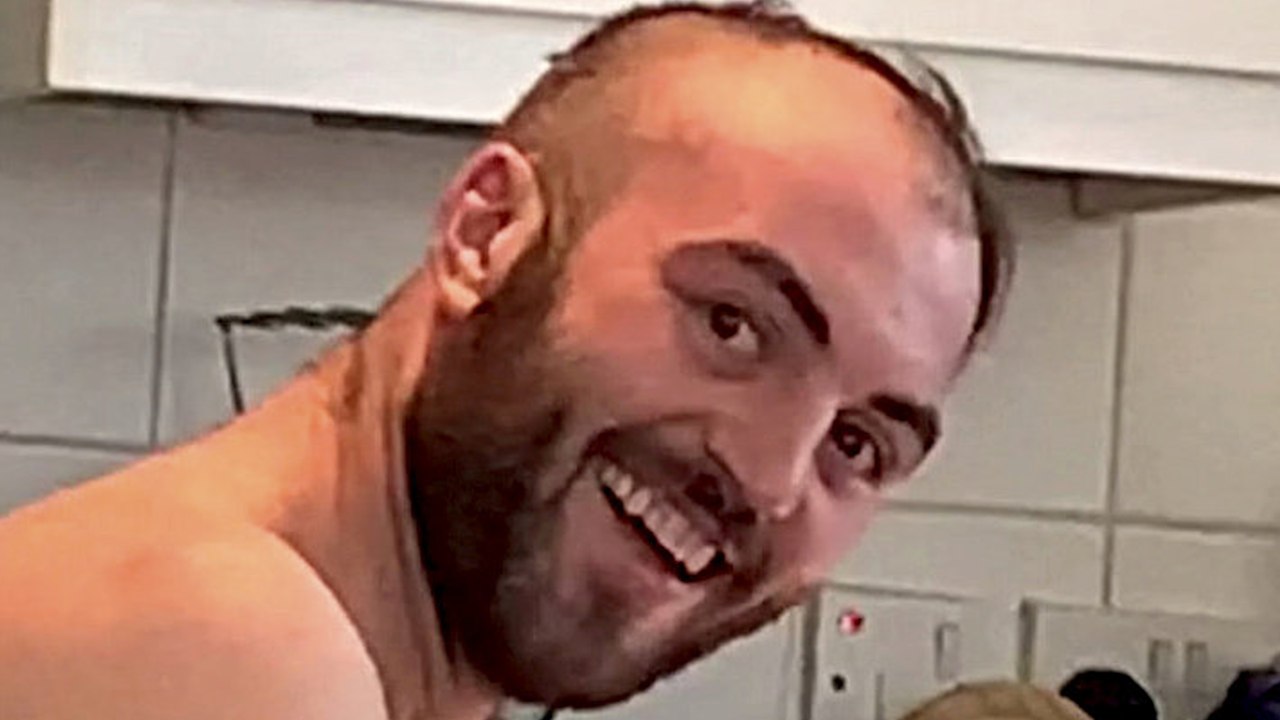 Ein Mann wird gezwungen, sich den Kopf zu rasieren, nachdem seine Freundin sein Haar ruiniert hat