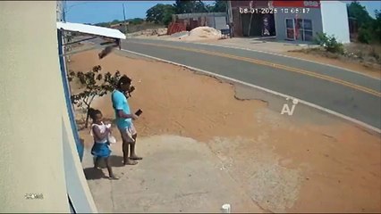 VIDEO: ¿Suerte o destino? Padre e hija casi fueron atropellados, los salvó una moneda