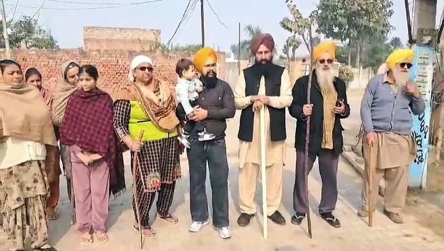 ਲੁਧਿਆਣਾ ਦੇ ਪਿੰਡ ਹਸਨਪੁਰ ਦੇ ਲੋਕ ਹਾਲੇ ਵੀ ਅਵਾਰਾ ਕੁੱਤਿਆਂ ਦੀ ਦਹਿਸ਼ਤ ਤੋਂ ਨੇ ਪਰੇਸ਼ਾਨ, ਹੱਥਾਂ ਵਿੱਚ ਡਾਂਗਾਂ ਫੜ ਦੇ ਰਹੇ ਨੇ ਪਹਿਰੇਬੰਦੀ,