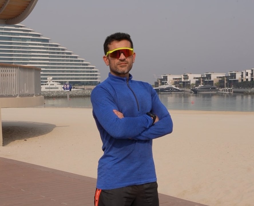 ينتصر على الوزن الزائد ليصبح رياضيًا وعداءً ماهرًا