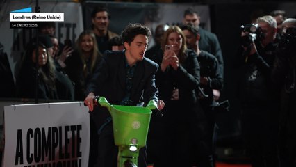 Tomothée Chalamet llega la premiere de 'Un completo desconocido' en una bicicleta eléctrica de alquiler