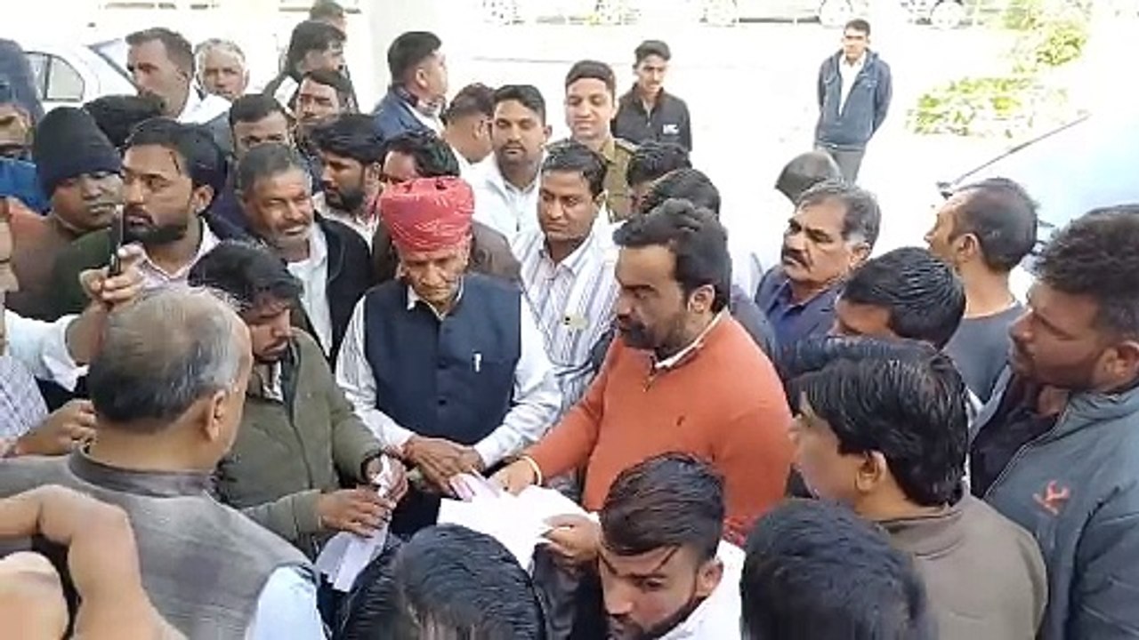 सांसद हनुमान बेनीवाल रहे डीडवाना दौरे पर काम नहीं करने वाले ठेकेदारों को ब्लैक लिस्टेड करने की हिदायत