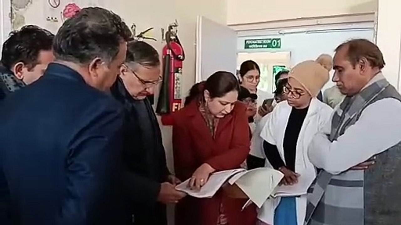 भिवानी के उपायुक्त व मुख्य चिकित्सा अधिकारी ने नशा मुक्ति केंद्र का किया निरीक्षण : नशा मुक्ति केंद्र में 10 बिस्तर की सुविधा है, दो बिस्तर बच्चों के लिए है आरक्षित : सीएमओ