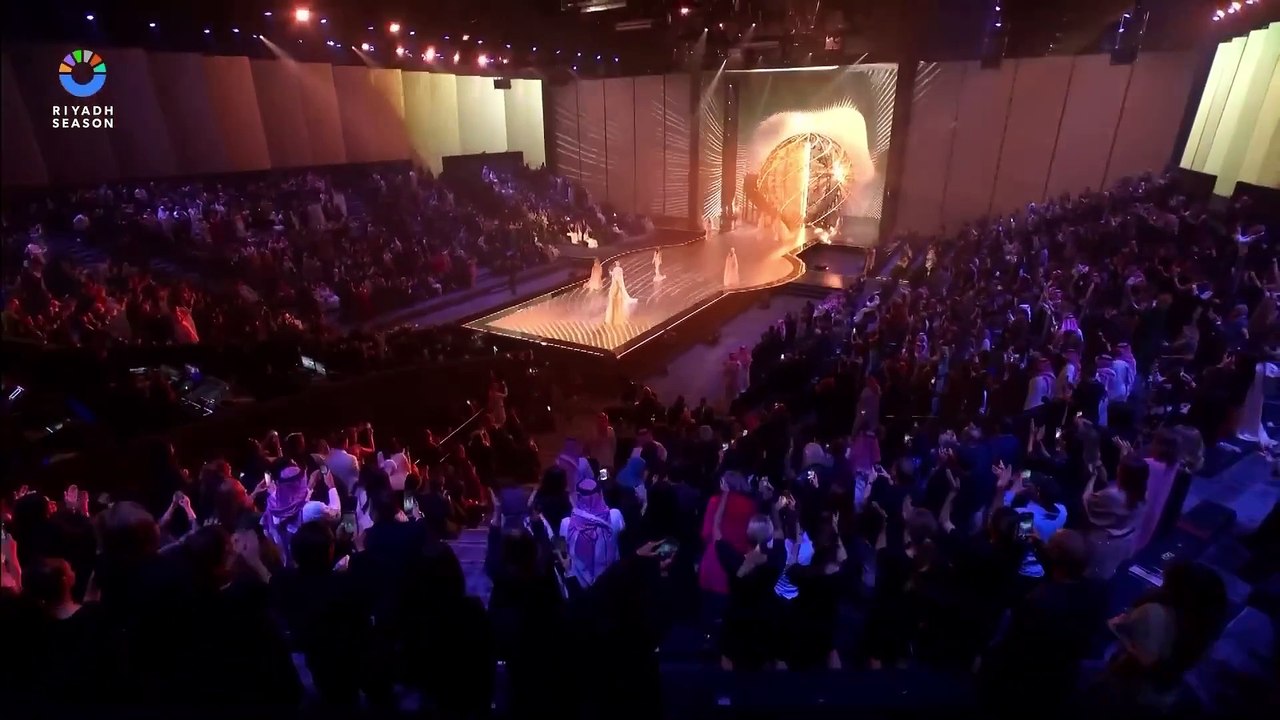 Céline Dion remonte sur scène pour "The Power of Love" et "I'm Alive"