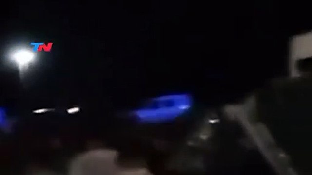 VIDEO: Volcó un camión que transportaba fernet y fue saqueado en minutos