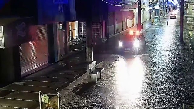 Assista ao momento em que homem é flagrado furtando TV em agência bancária