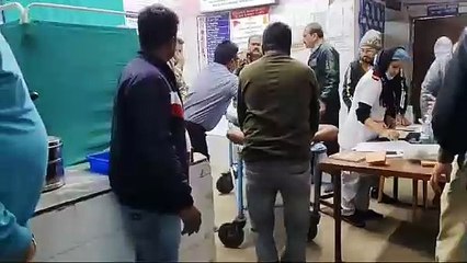 আসামিকে প্রিজন ভ্যানে নিয়ে যাওয়ার পথে দুস্কৃতিদের গুলিতে জখম দুই পুলিশ কর্মী।