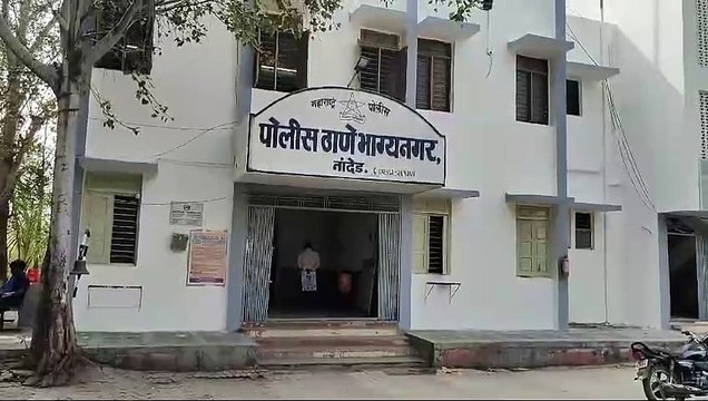 विद्यार्थ्याला पोलीस कर्मचाऱ्यांच्या समक्षेतन मारहाण तोंडात रुमालाचा कोंबून काठीने मारहाण माराणीचा व्हिडिओ व्हायरल पोलीस कर्मचाऱ्यांचा तिघांवर गुन्हा नोंद कर्मचाऱ्यांचे निलंबन