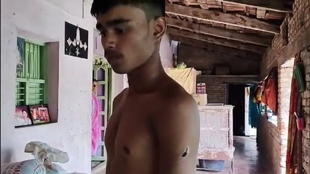 विद्यार्थ्याला पोलीस कर्मचाऱ्यांच्या समक्षेतन मारहाण तोंडात रुमालाचा कोंबून काठीने मारहाण माराणीचा व्हिडिओ व्हायरल पोलीस कर्मचाऱ्यांचा तिघांवर गुन्हा नोंद कर्मचाऱ्यांचे निलंबन