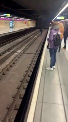 Un hombre se pasea por las vías del metro en Badalona