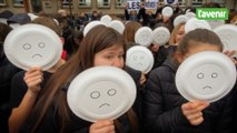 Une croix humaine pour protester contre les mesures de la ministre Glatigny à Virton