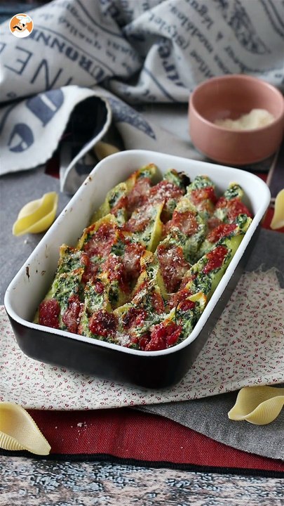 Conchiglioni, gefüllt mit ricotta und spinat: ein unwiderstehliches vegetarisches gericht aus dem ofen