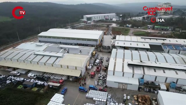 Sakarya'da yalıtım fabrikasında korkutan yangın: 2 işçi ağır yaralı