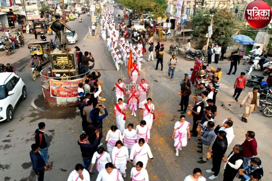 नवीनोदय पथ संचलन में स्वयंसेविकाओं ने मिलाए कदम से कदम, लोगों ने जगह-जगह पुष्पवर्षा से किया स्वागत
