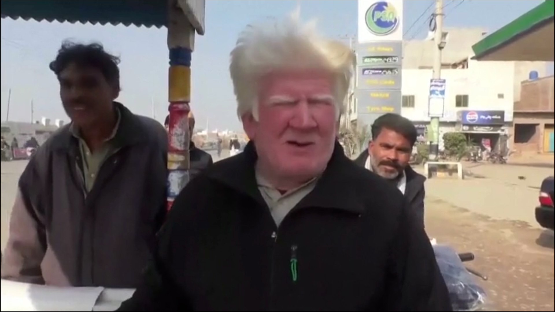 En un mercado bullicioso de la provincia de Punjab, en el este de Pakist�n, un vendedor de alimentos se ha convertido en una aut�ntica atracci�n. Saleem Bagga, de 53 a�os, no solo destaca por su sabroso kheer (pud�n tradicional), sino por su asombroso parecido con el expresidente de Estados Unidos, Donald Trump, algo que le ha tra�do m�s negocio y atenci�n que al resto de comerciantes.

"Es como si Trump hubiera venido aqu� a vender kheer", comenta Mohammad Yaseen, un cliente habitual que prefiere comprar el postre a Bagga, conocido tambi�n por cantar mientras promociona su producto.

Empujando un colorido carrito de madera, Bagga recorre las calles ataviado con una chaqueta negra sobre su tradicional shalwar kameez beige, adapt�ndose al fr�o invierno. Su albinismo le otorga un caracter�stico tup� rubio, que, seg�n los residentes, recuerda al expresidente estadounidense.

Para atraer a los clientes, Bagga canta canciones populares en punjabi. "Ahora vienes a m�, mi amor, no te demores, mis ojos est�n cansados de esperar", recita, rodeado de una multitud que aprovecha para inmortalizar el momento con selfies.

"Su kheer es realmente delicioso. Adem�s, nos tomamos fotos con �l y decimos a nuestros amigos que hemos estado con 'Trump'", asegura Imran Ashraf, otro residente local.

A pesar de la atenci�n constante, Bagga lo disfruta: "Mi rostro se parece al de Donald Trump, por eso la gente se toma selfies conmigo. Me siento muy bien", comenta. Incluso extiende una invitaci�n a los curiosos que se acercan a conocerlo.