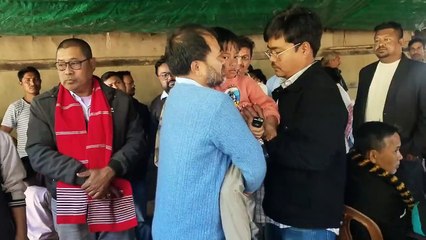 সদ্যপ্ৰয়াত জনতাৰ শিল্পী ৰাজীৱ শদিয়াৰ বাসগৃহত ৰাইজৰ দলৰ সভাপতি অখিল গগৈ ৷  পৰিয়ালক ২ লাখ টকাৰ চেক প্ৰদান অখিল গগৈৰ; পত্নীক চৰকাৰী চাকৰি প্ৰদানৰ আহ্বান।