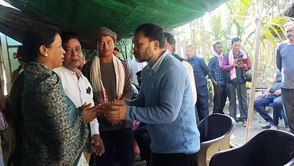 সদ্যপ্ৰয়াত জনতাৰ শিল্পী ৰাজীৱ শদিয়াৰ বাসগৃহত ৰাইজৰ দলৰ সভাপতি অখিল গগৈ ৷  পৰিয়ালক ২ লাখ টকাৰ চেক প্ৰদান অখিল গগৈৰ; পত্নীক চৰকাৰী চাকৰি প্ৰদানৰ আহ্বান।