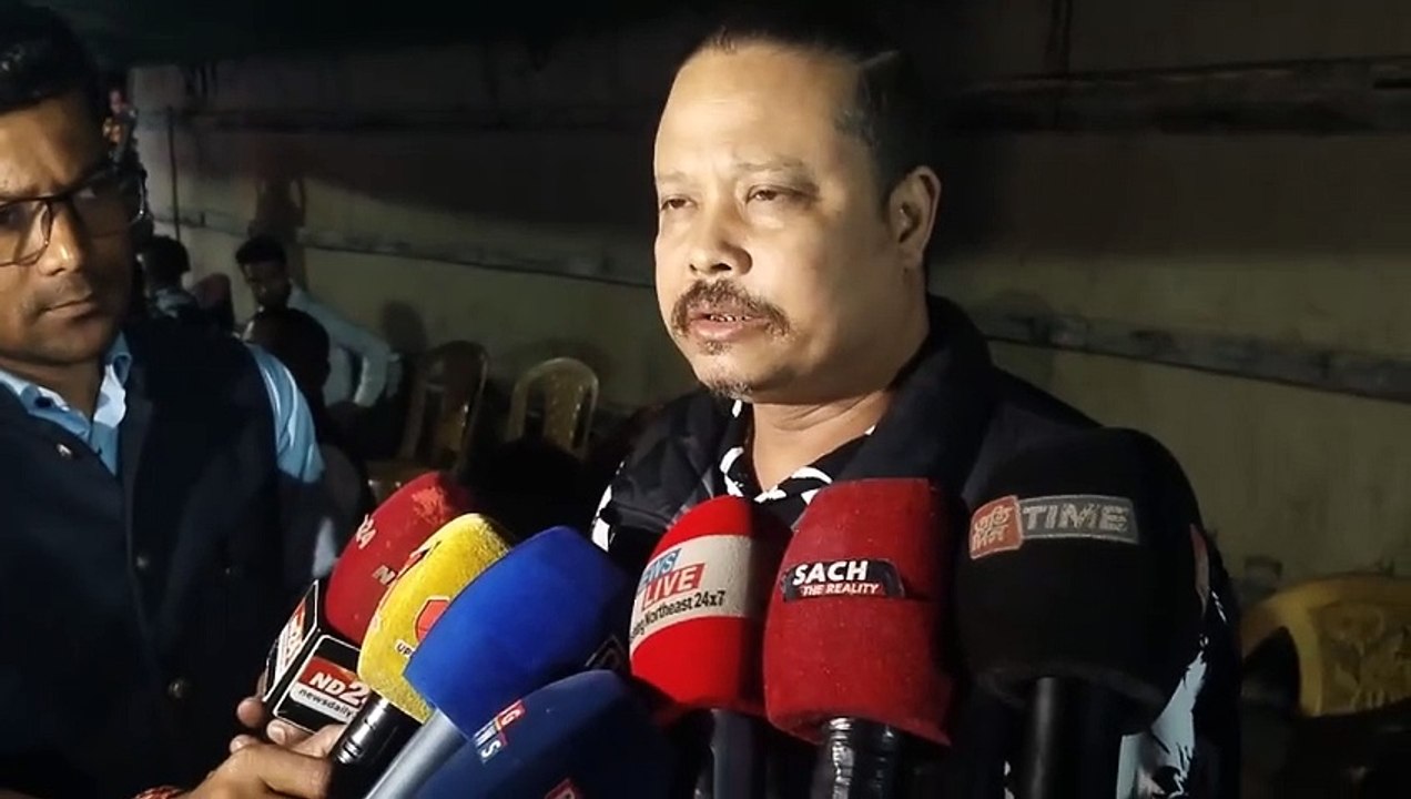 সদ্যপ্ৰয়াত জনতাৰ শিল্পী ৰাজীৱ শদিয়াৰ বাসগৃহত ৰাইজৰ দলৰ সভাপতি অখিল গগৈ ৷  পৰিয়ালক ২ লাখ টকাৰ চেক প্ৰদান অখিল গগৈৰ; পত্নীক চৰকাৰী চাকৰি প্ৰদানৰ আহ্বান।